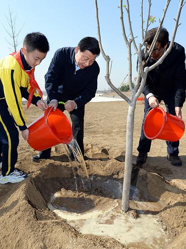 组图：党和国家领导人参加首都义务植树活动