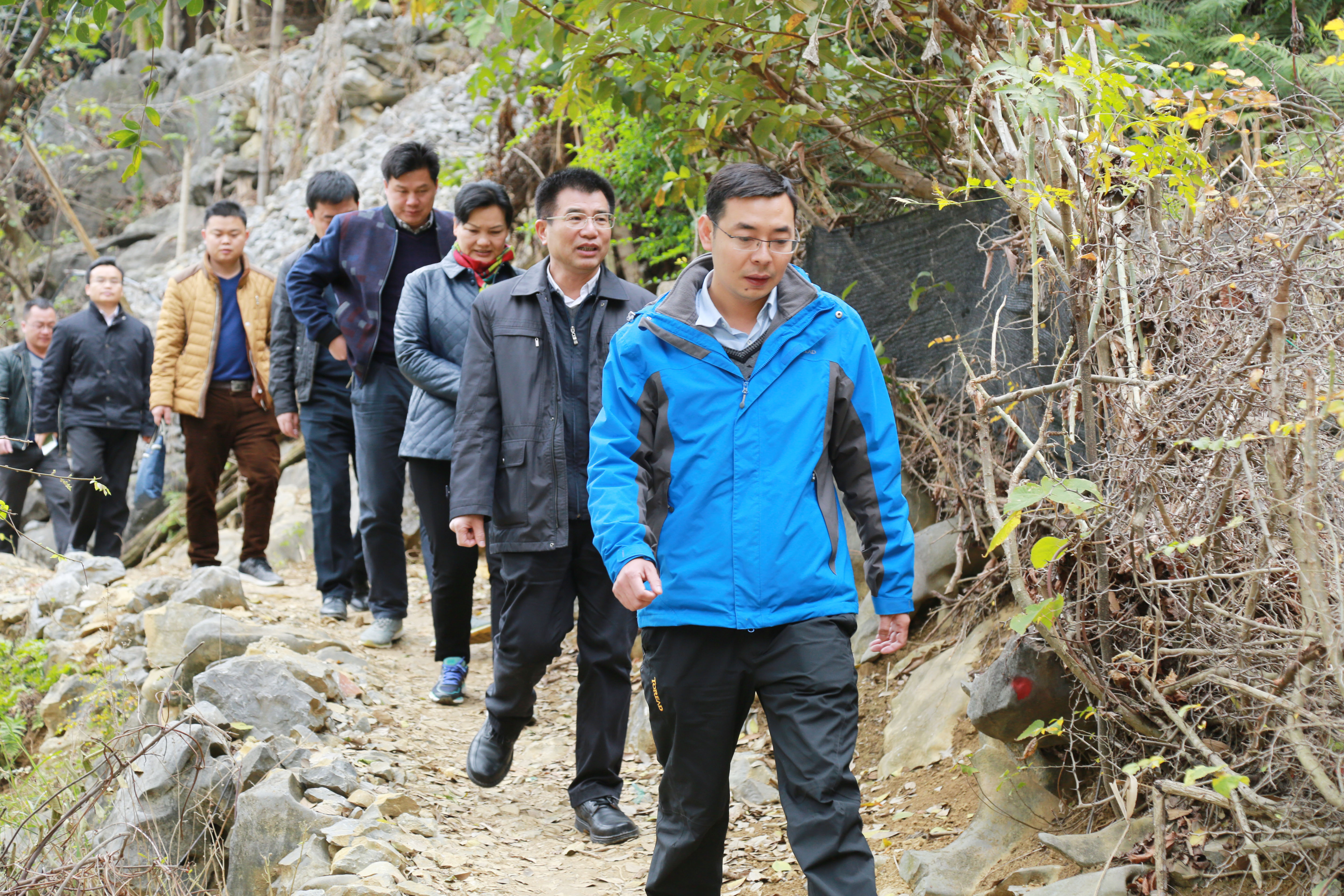 莫达流到凌云县浩坤村调研基层设施建设情况